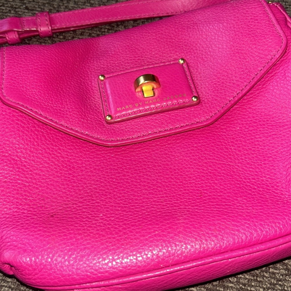 Marc By Marc Jacobs Hot Pink Leather Shoulder Bag with Black & White Logo Lining - Picture 3 of 8
